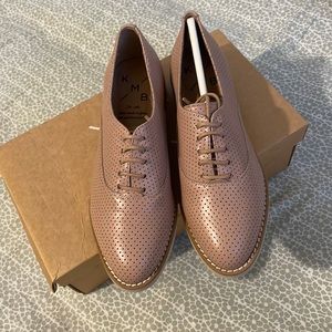 Nude laced oxfords